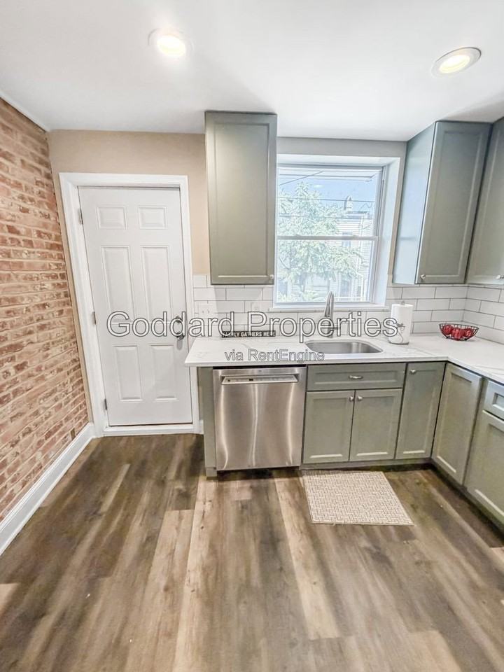 704 N Curley St - Photo 7 of 15