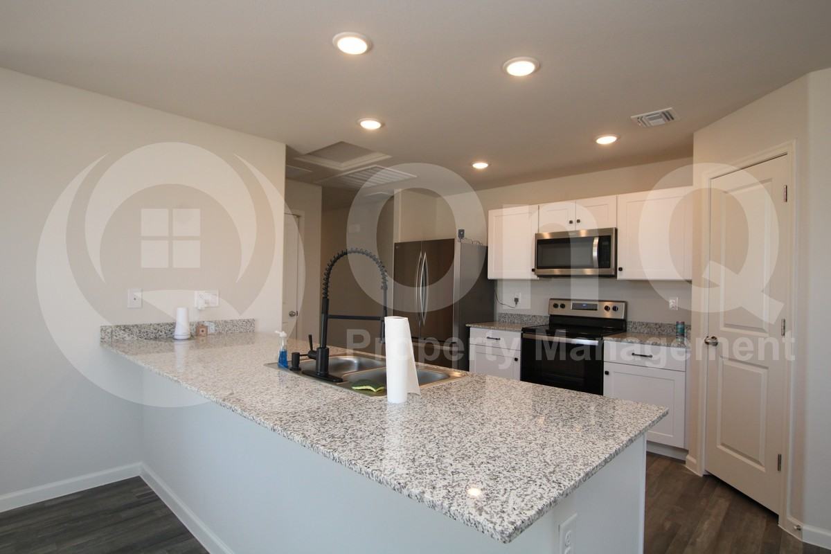 3750 N San Carlos Dr - Photo 3 of 16