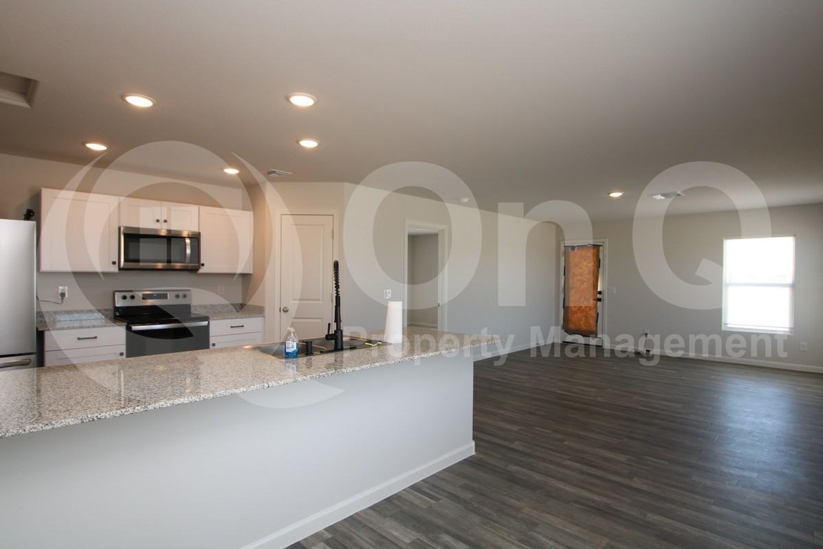 3750 N San Carlos Dr - Photo 4 of 16