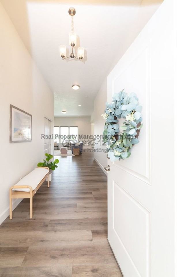 8004 Massey Dr - Photo 4 of 23