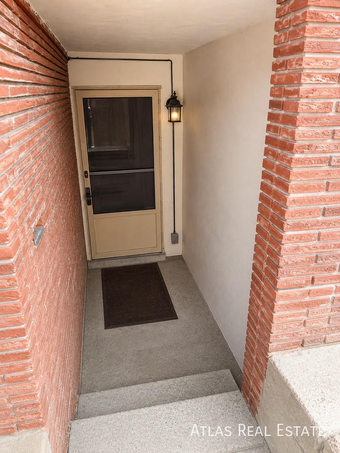 1833 N Hooker St - Photo 3 of 25