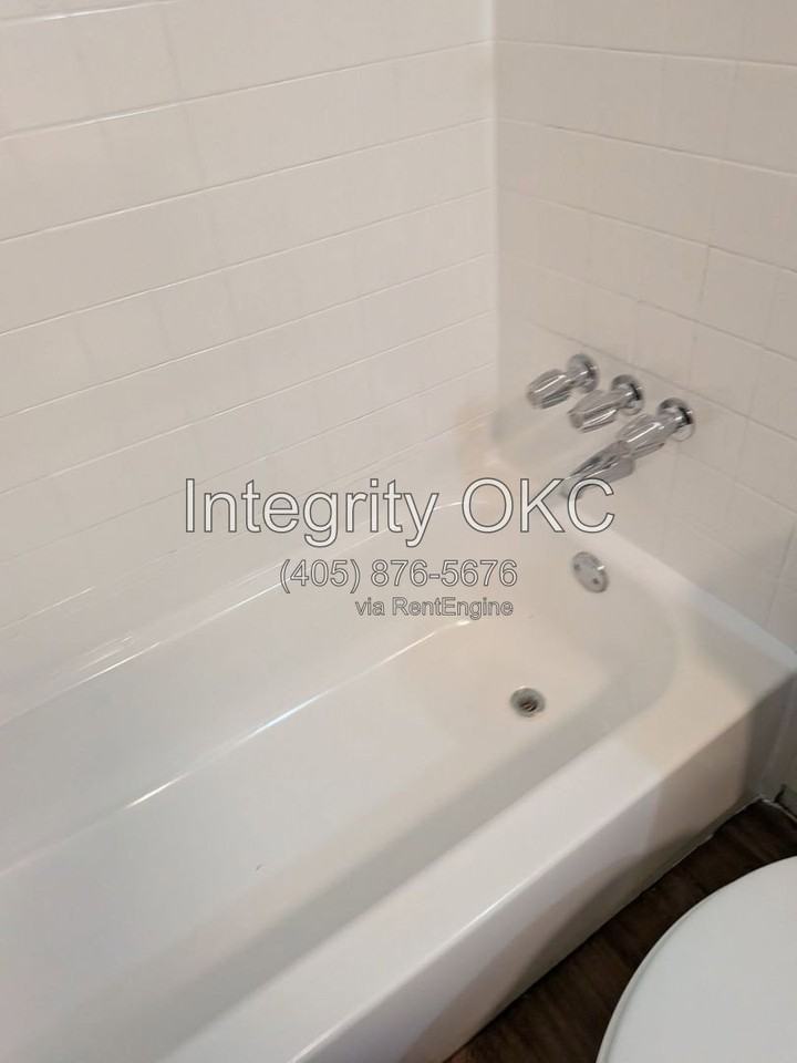 3907 N Rockwell Ave #221 - Photo 4 of 19