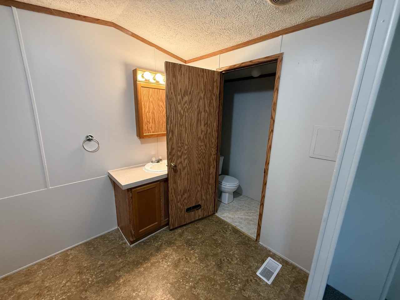285 Birdsall Dr E - Photo 3 of 10