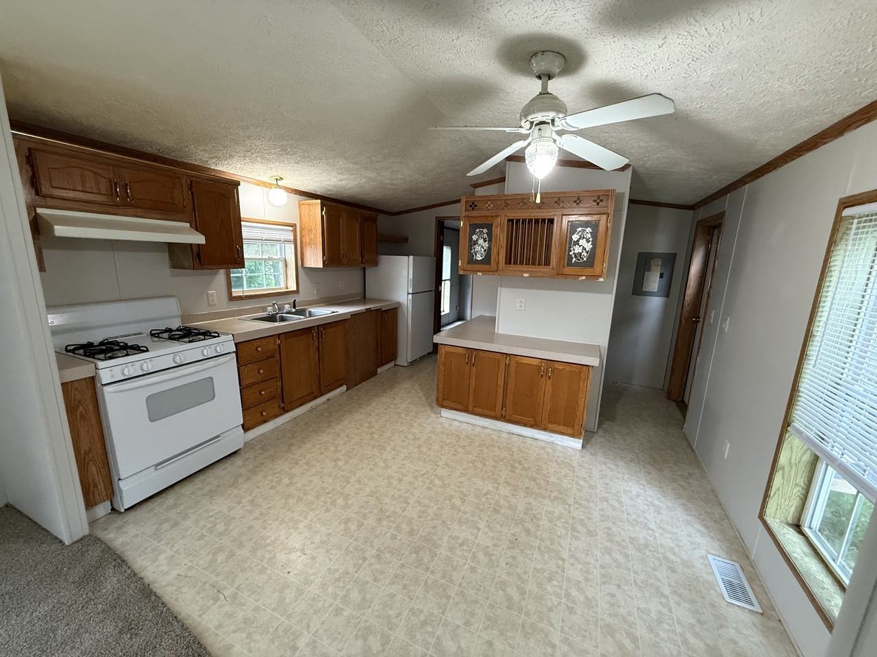 285 Birdsall Dr E - Photo 7 of 10