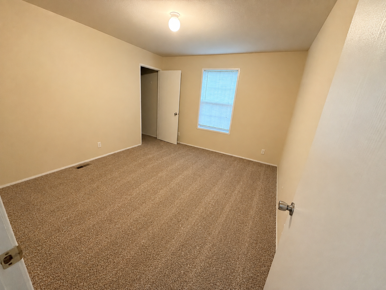 504 Pettycoat Ln - Photo 6 of 12