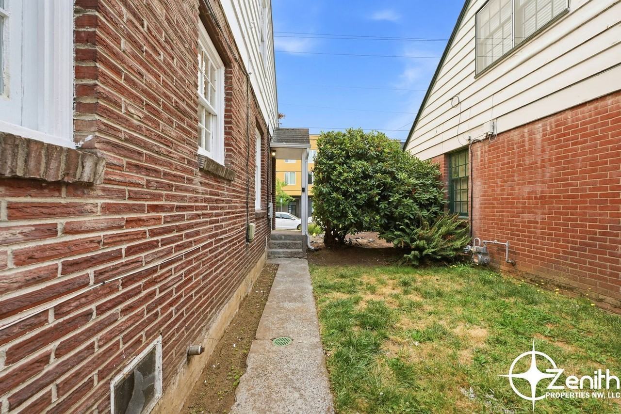 404 E 17th St #A - Photo 4 of 28
