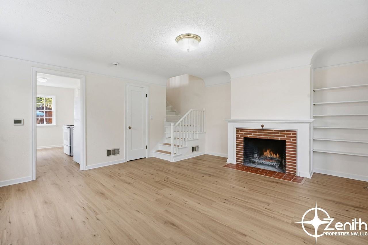 404 E 17th St #A - Photo 5 of 28