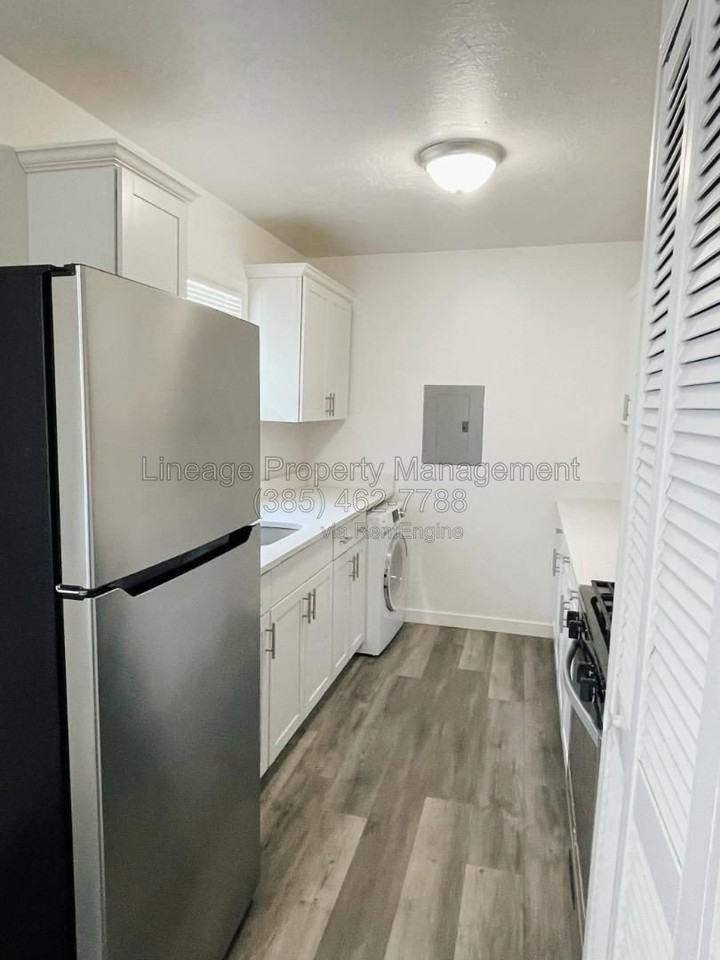 1054 W 1520 N #B - Photo 2 of 7