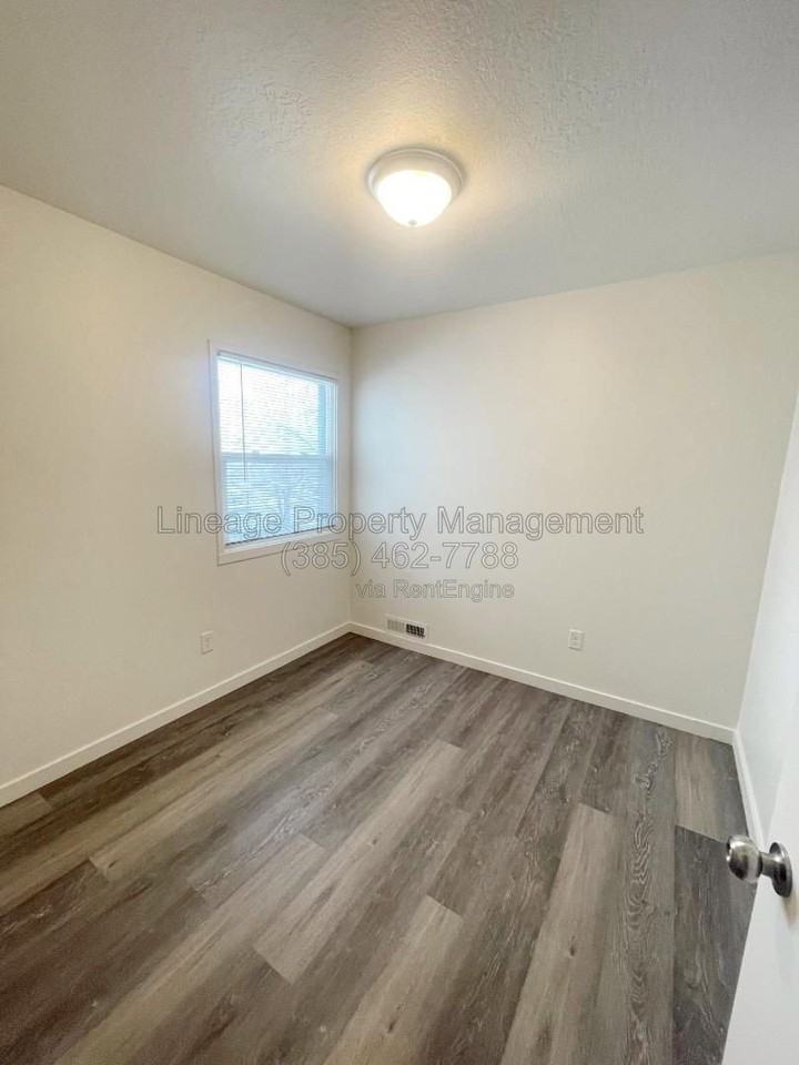 1054 W 1520 N #B - Photo 6 of 7