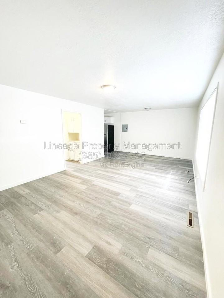 1054 W 1520 N #B - Photo 7 of 7