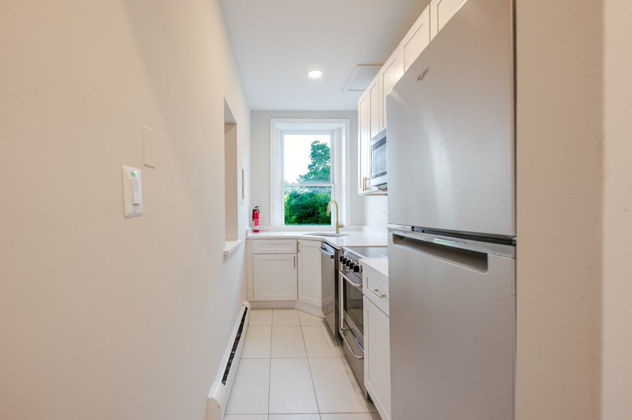 1105 E Capitol St Se #4 - Photo 7 of 21