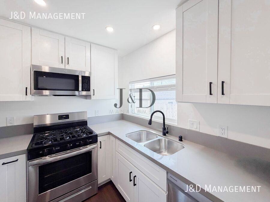 725 E 22nd St - Photo 5 of 12