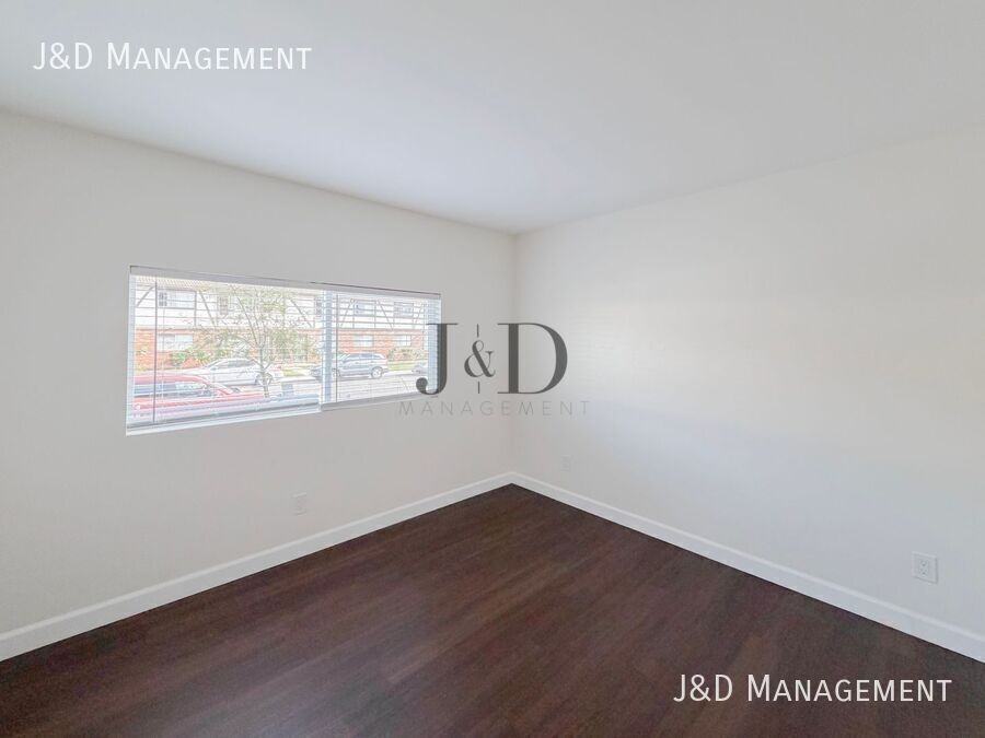 725 E 22nd St - Photo 7 of 12