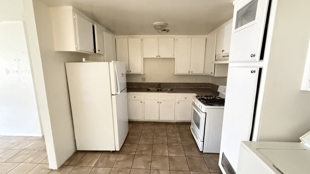 1316 E California Ave #B - Photo 4 of 8