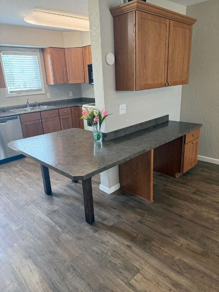 322 6th Ave Se - Photo 2 of 10