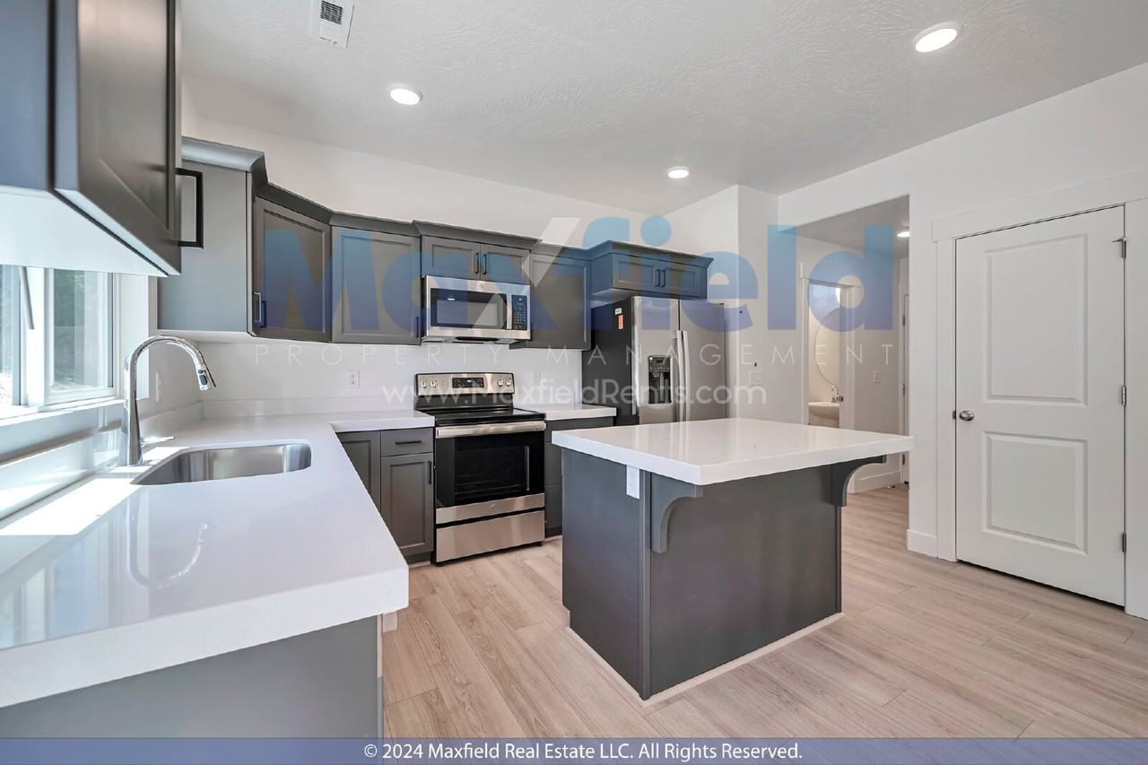 1588 N 1950 E - Photo 5 of 19