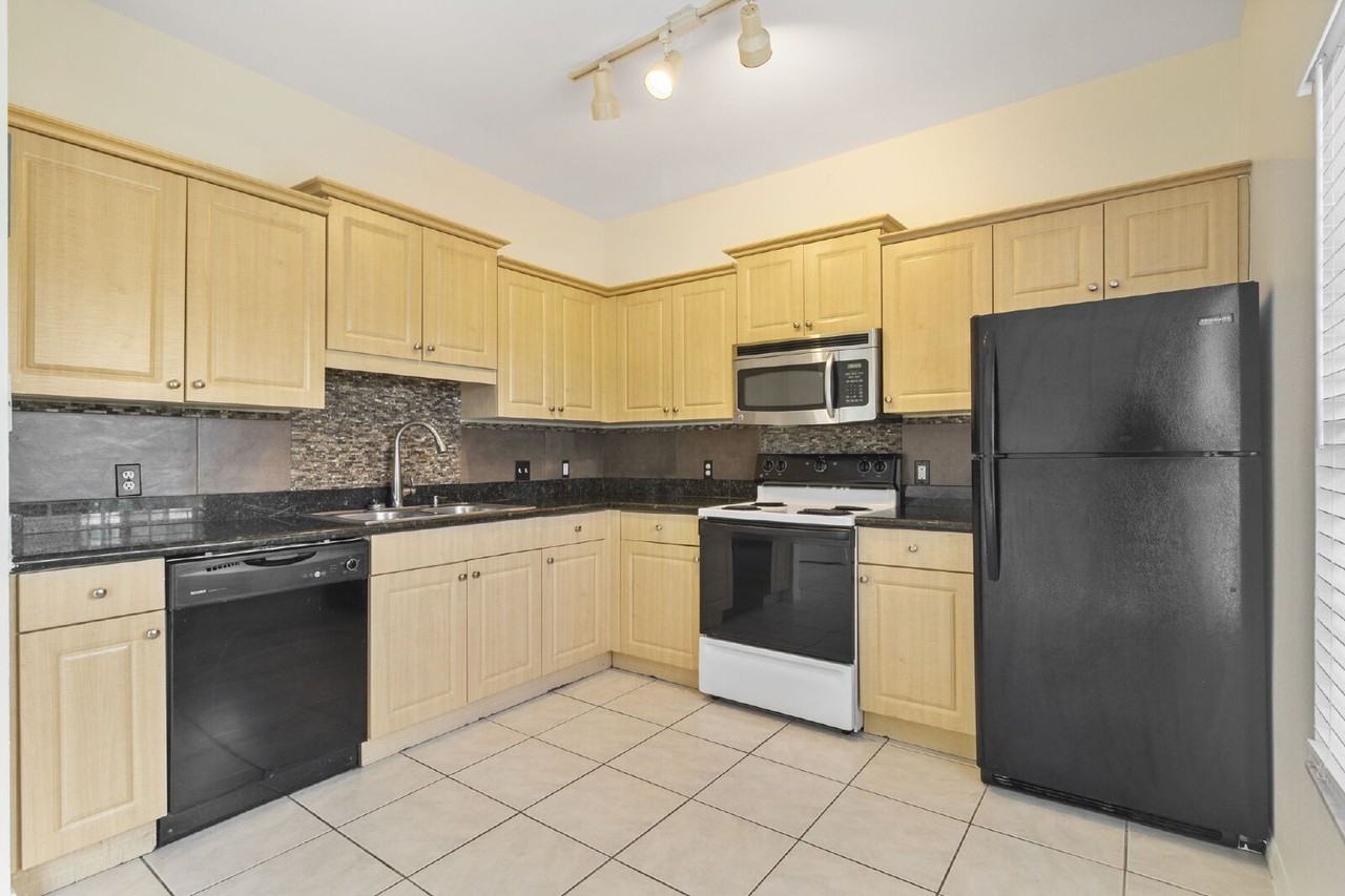 7565 Plantation Cir - Photo 3 of 30