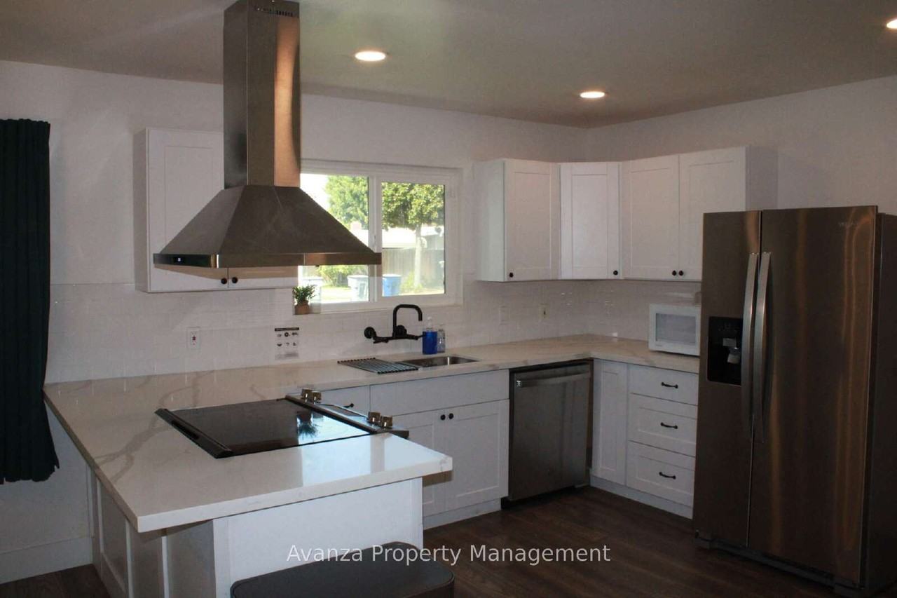 725 W Rialto Ave - Photo 4 of 26