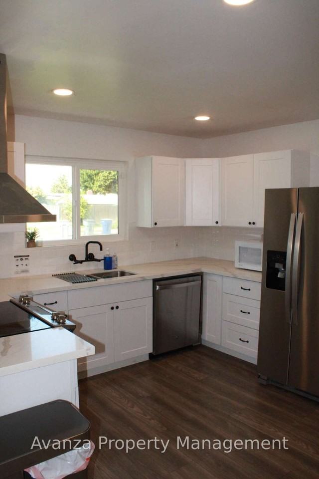 725 W Rialto Ave - Photo 6 of 26