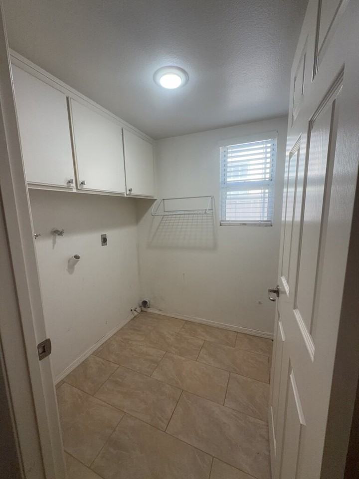 9586 Shadow Springs Dr - Photo 4 of 18
