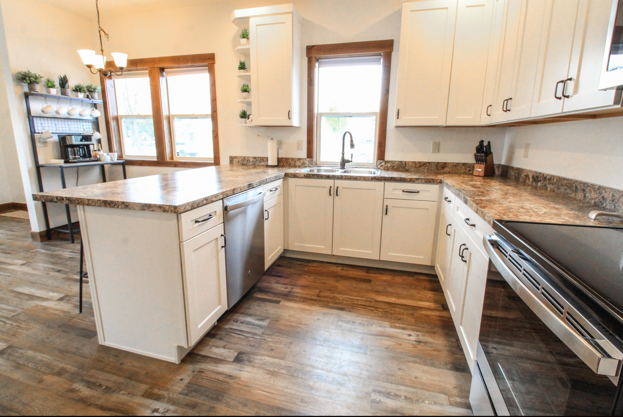 1029 4th Ave W - Photo 2 of 20