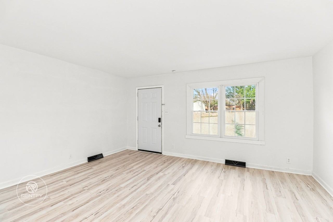 3700 Driftwood Dr #3702 - Photo 3 of 15