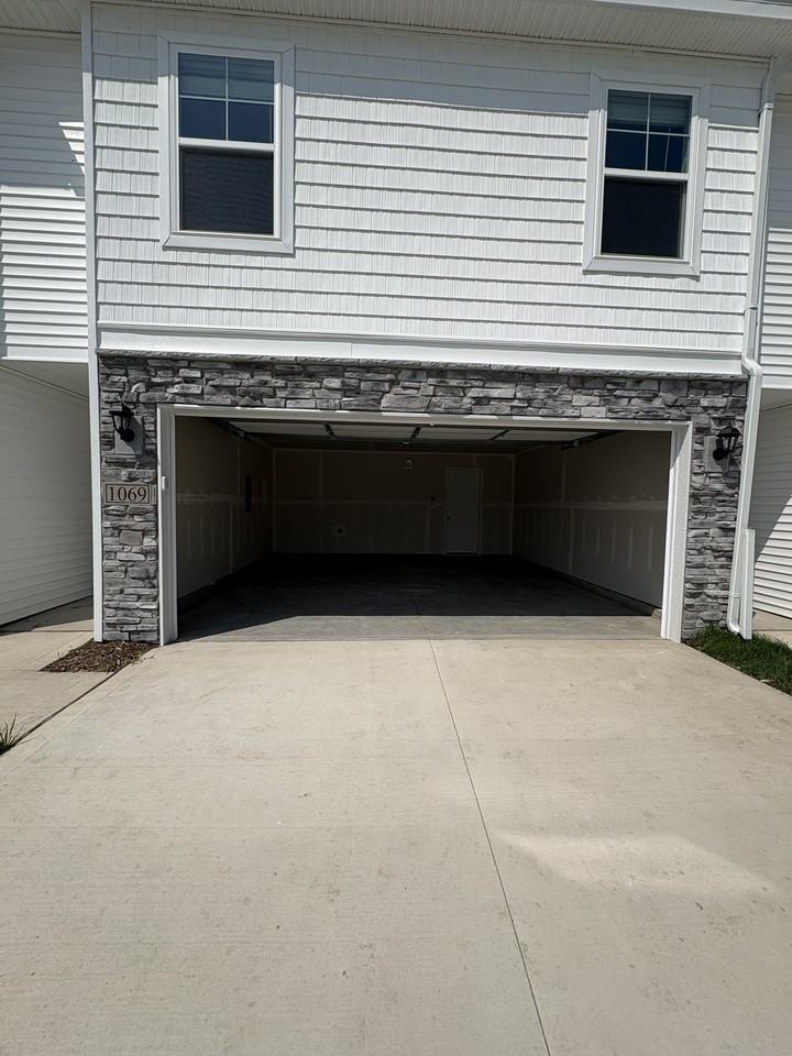 1069 Daisy Ln #1 - Photo 3 of 37