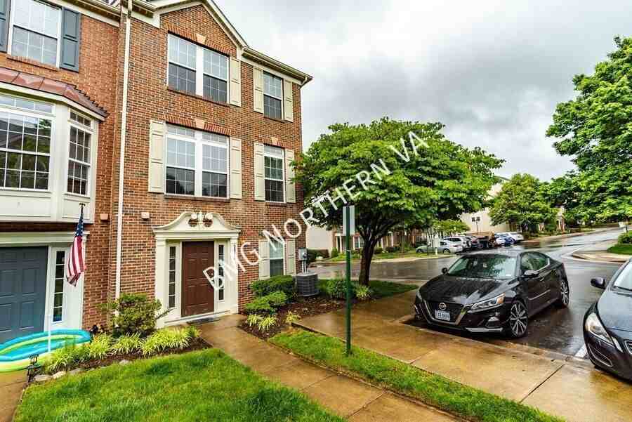 5819 Pearson Ln - Photo 2 of 24
