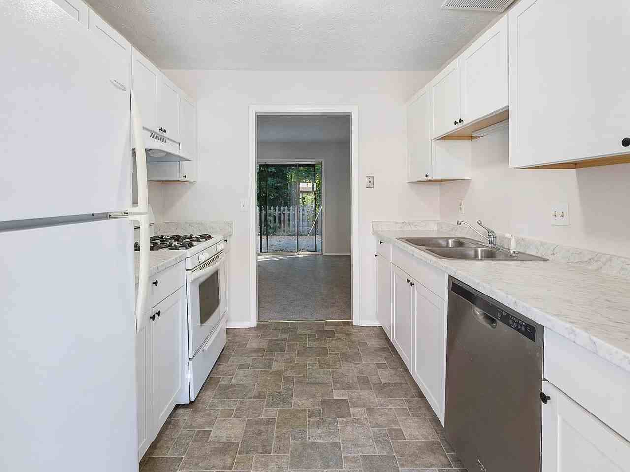 1189 Ashborough Dr Se #F - Photo 3 of 17