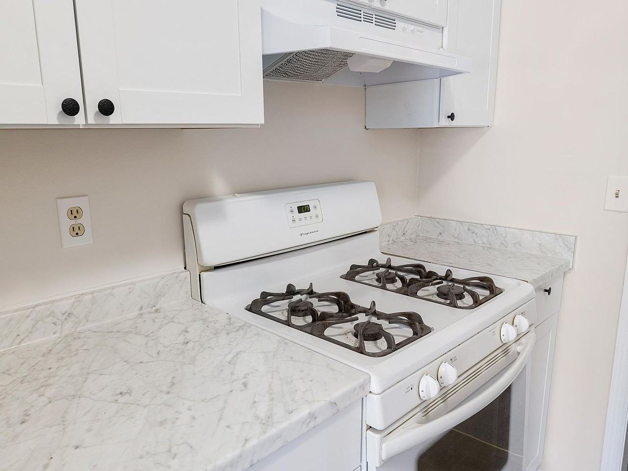 1189 Ashborough Dr Se #F - Photo 5 of 17