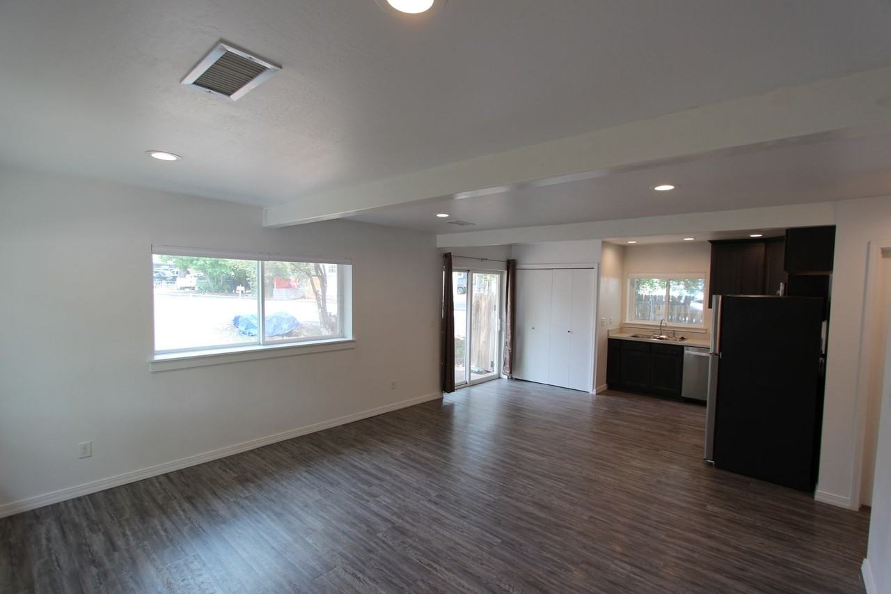 2718 N Main St - Photo 6 of 19