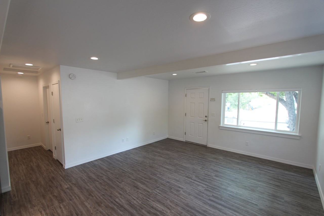 2718 N Main St - Photo 7 of 19