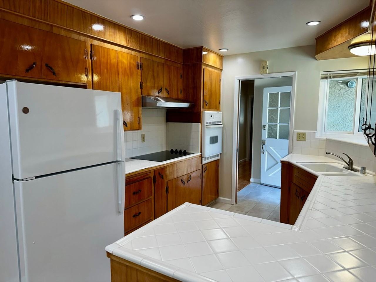 839 E Dana St - Photo 2 of 11