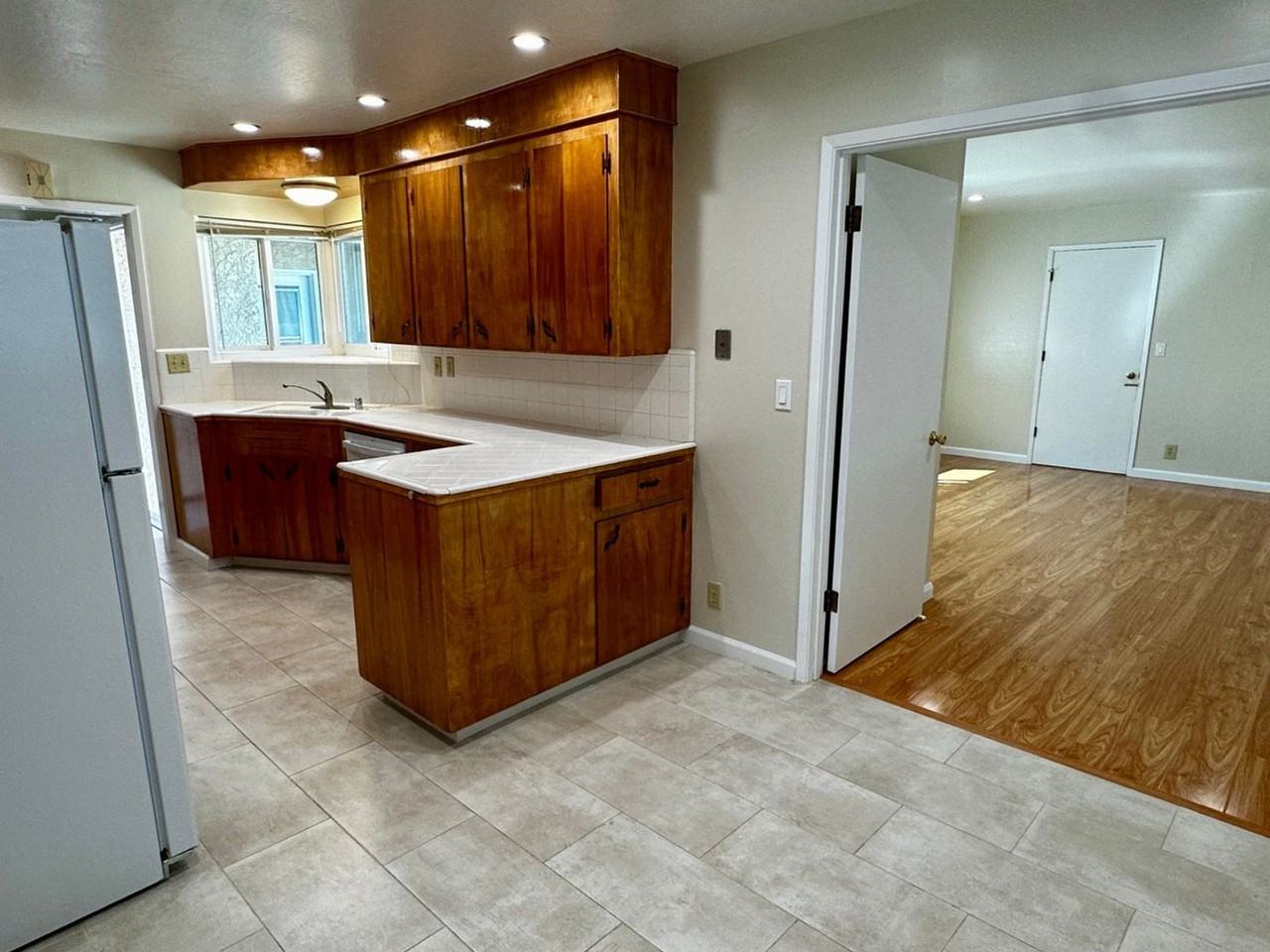 839 E Dana St - Photo 3 of 11