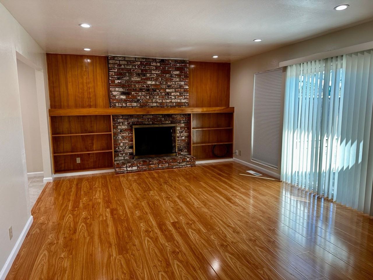 839 E Dana St - Photo 4 of 11