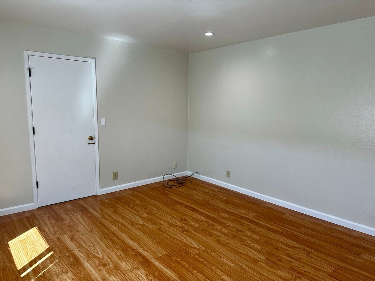 839 E Dana St - Photo 5 of 11