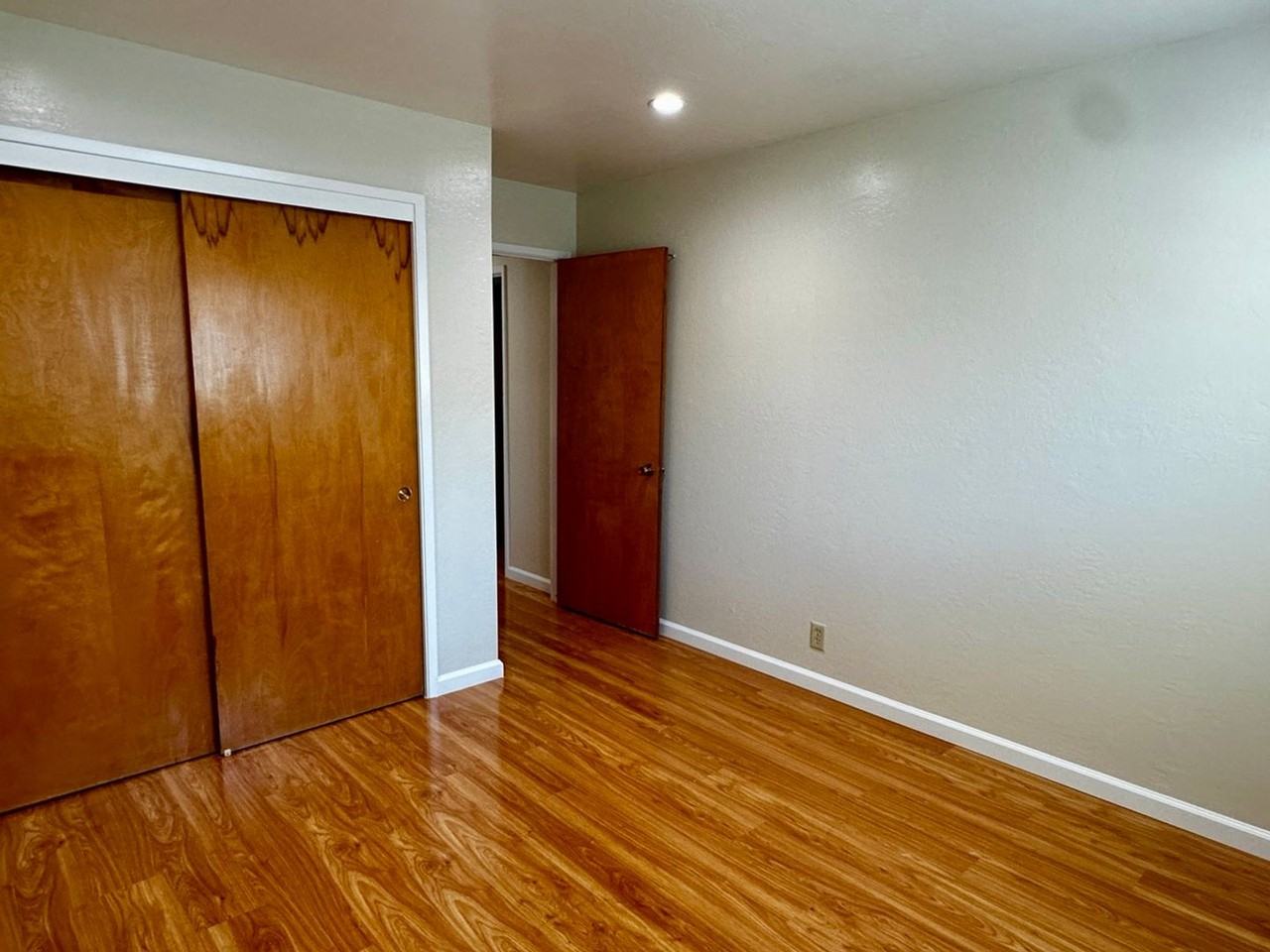839 E Dana St - Photo 7 of 11