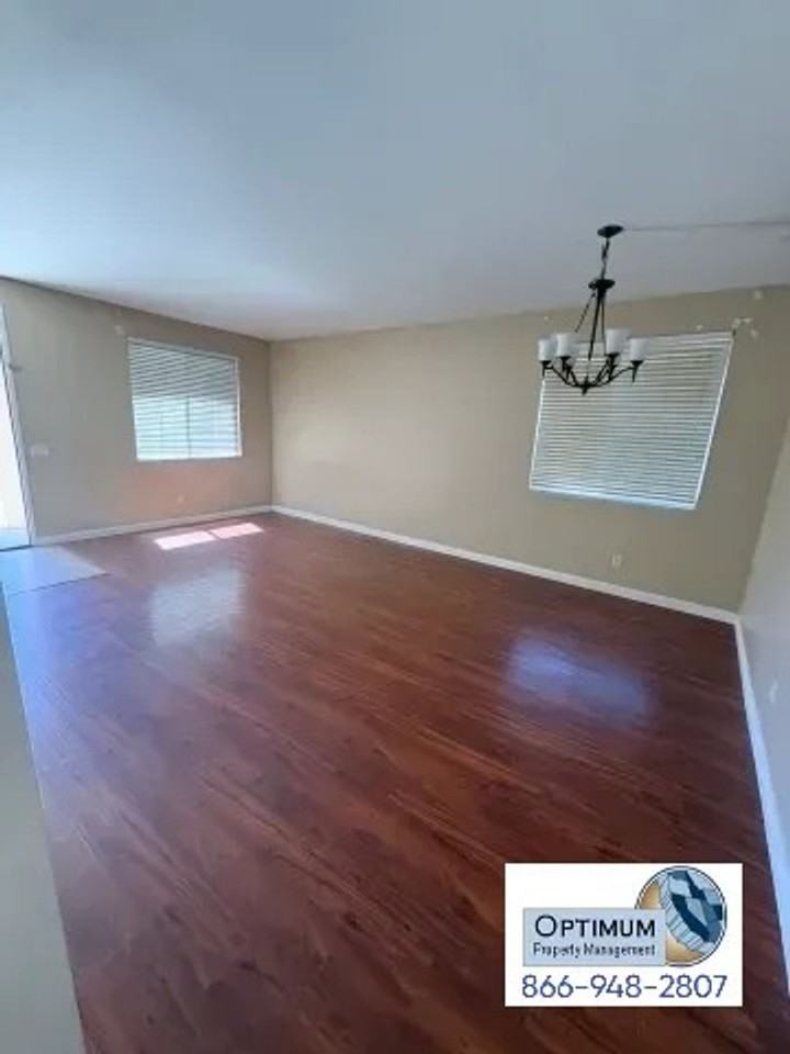12654 Meadow St - Photo 3 of 30