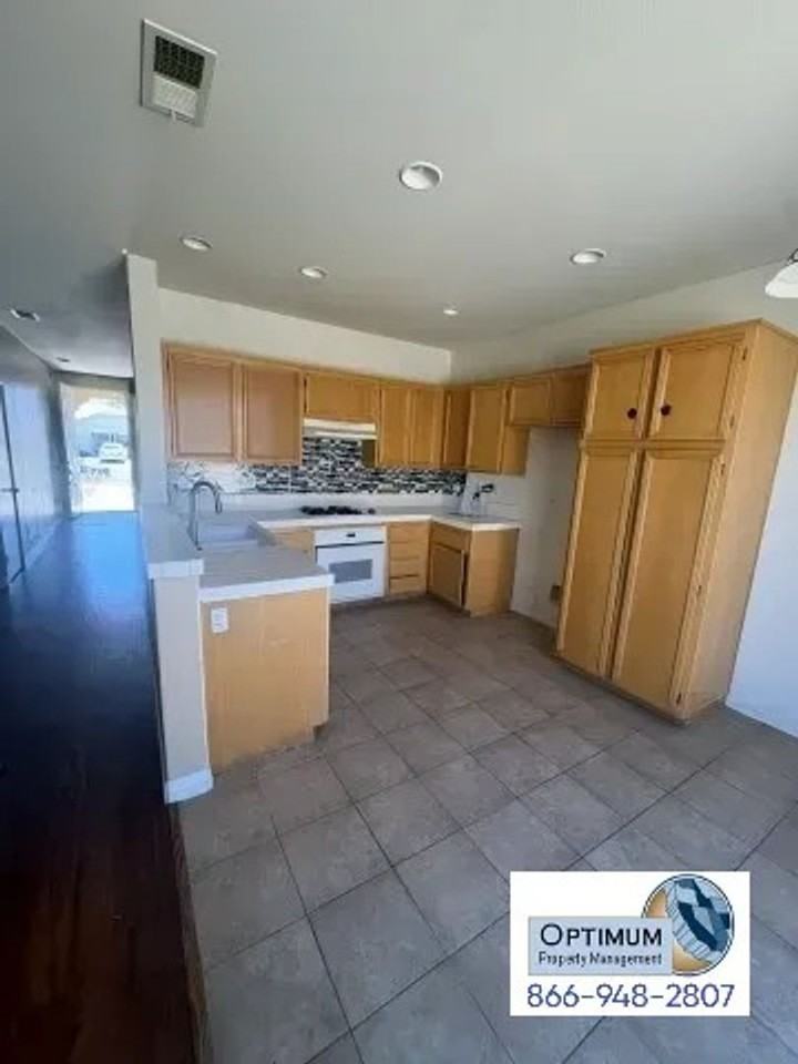12654 Meadow St - Photo 7 of 30