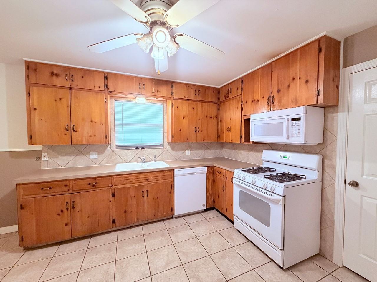 5915 Sunshine Dr - Photo 6 of 31