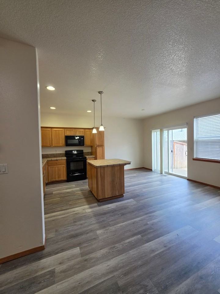 355 Sw Pemberly Loop - Photo 2 of 15