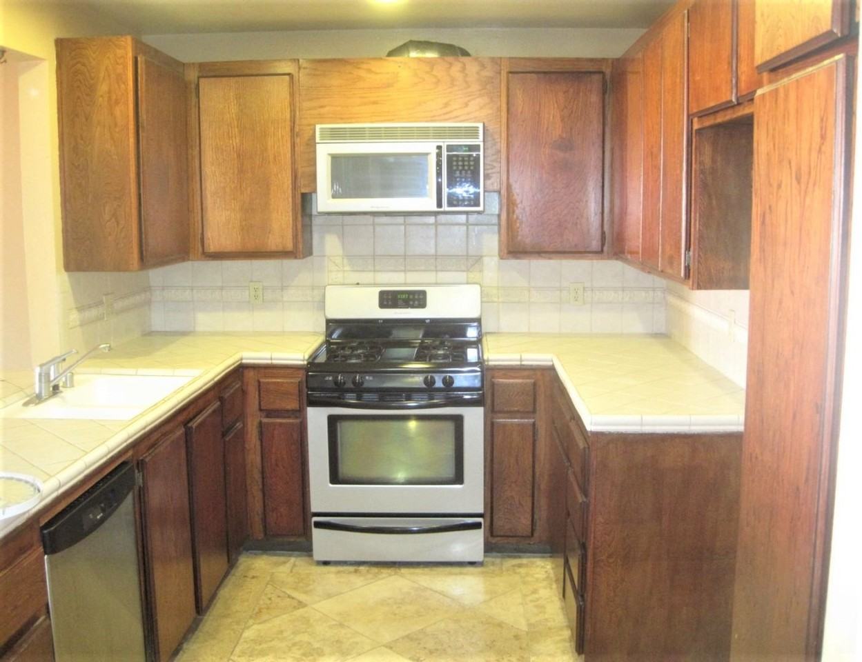 2441 Sylvian Ln - Photo 3 of 9