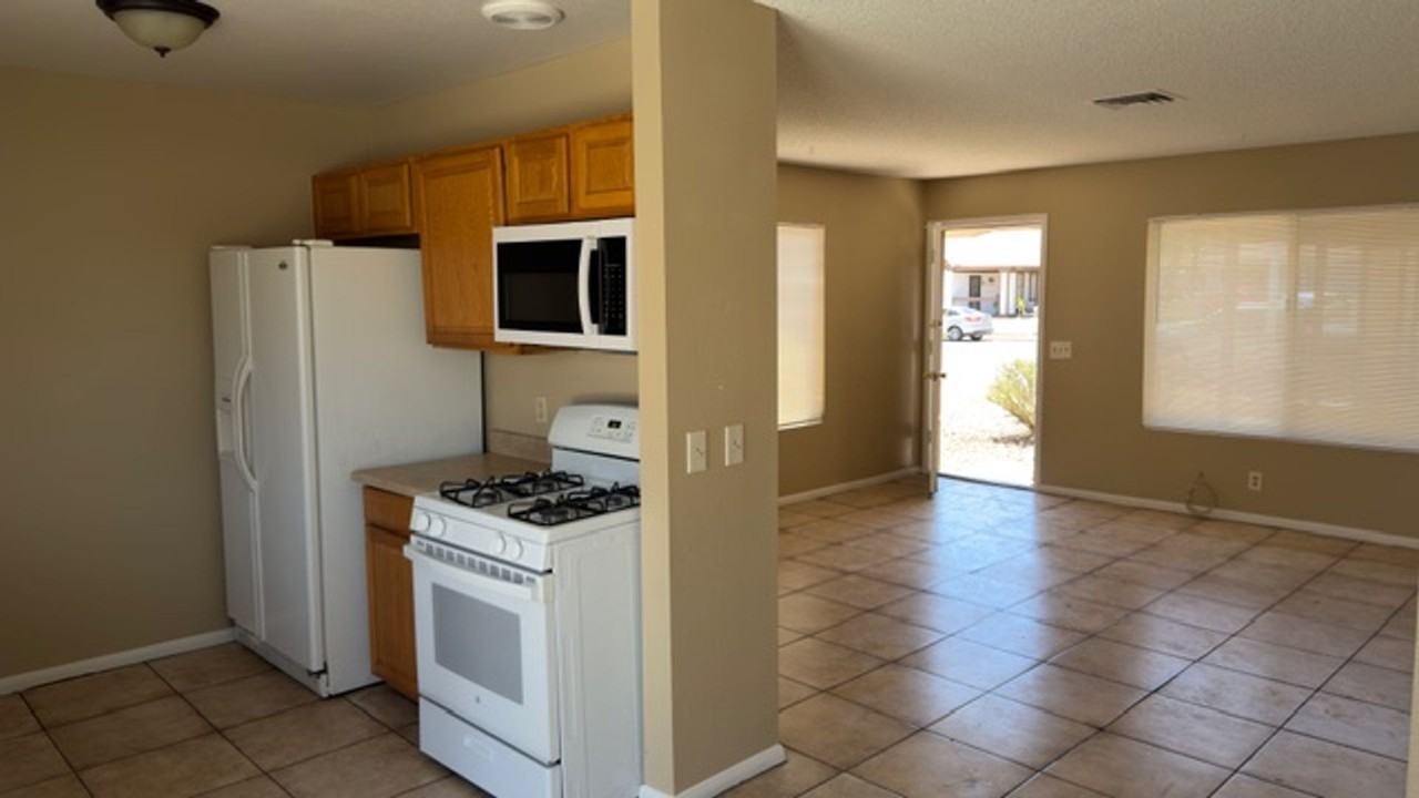 4800 Woodlake Ave - Photo 2 of 26