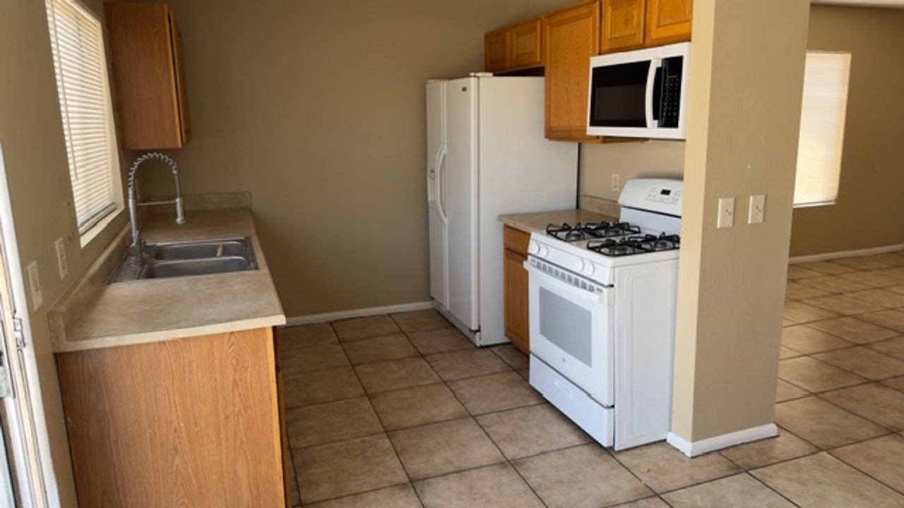 4800 Woodlake Ave - Photo 3 of 26