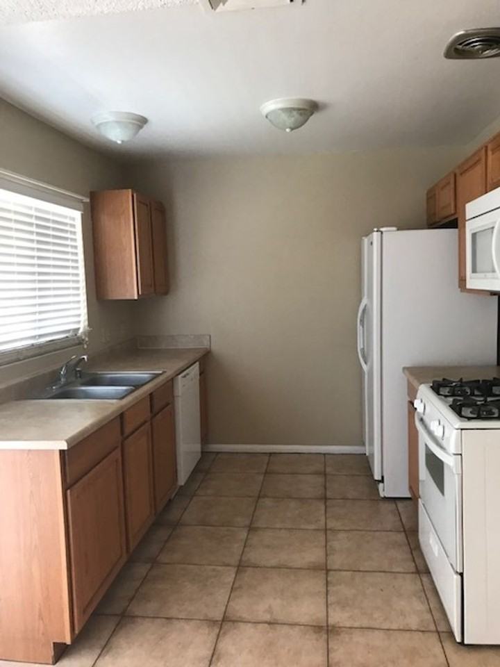 4800 Woodlake Ave - Photo 4 of 26