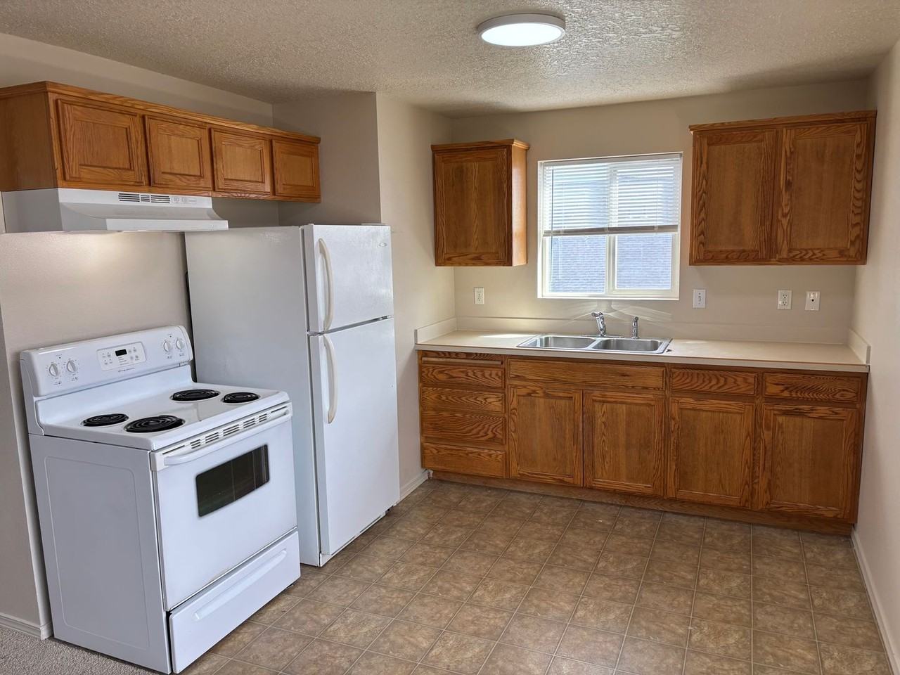2040 Ne Elk St - Photo 2 of 13