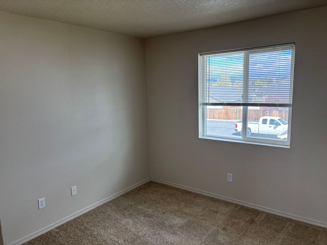 2040 Ne Elk St - Photo 3 of 13