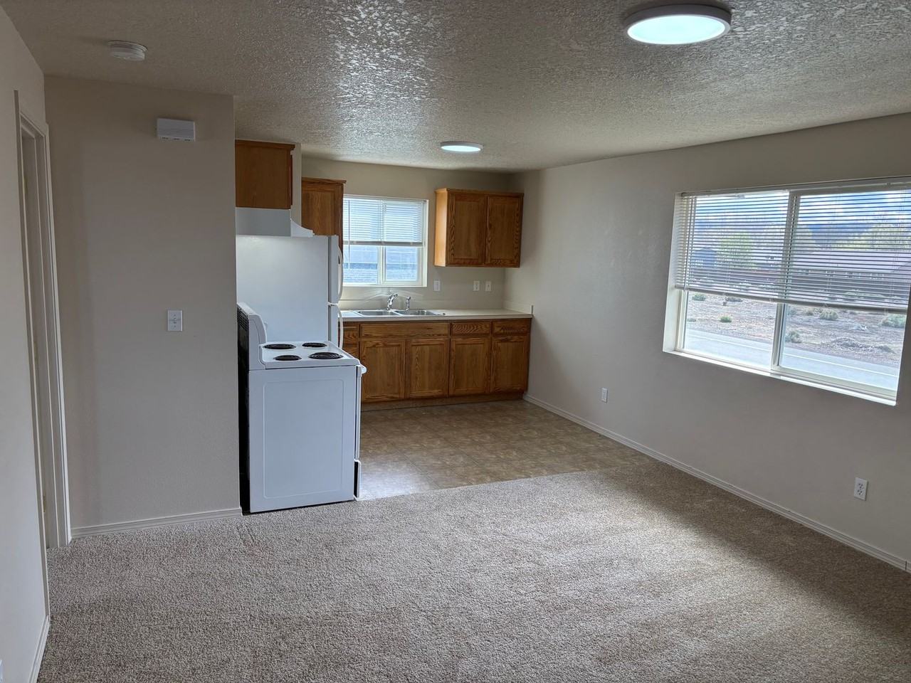 2040 Ne Elk St - Photo 5 of 13