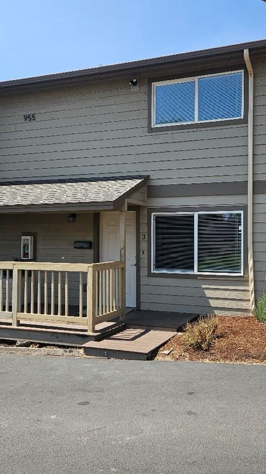 955 Ne Elm St - Photo 2 of 7