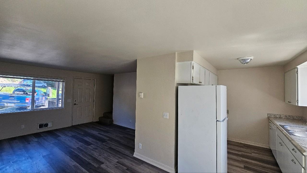 955 Ne Elm St - Photo 4 of 7